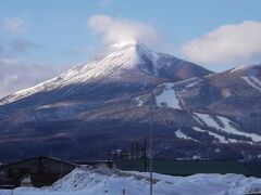 猪苗代駅から磐梯山　右手前は猪苗代スキー場