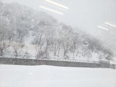 大糸線、糸魚川ー南小谷間はなかなか凄まじい、そして素晴らしい雪景色が広がっていました。見入ってしまって写真は殆ど撮らなかったんですが、降り続ける雪に向かい、粘り強く進むその様には感動すら覚えてしまいました。

余談ですが、翌日のこの区間は雪の影響で運休になったようです(良かった...)
