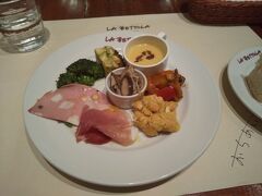 ザ・リッツ・カールトン東京に向かう昼食をどこで食べようかということで
池袋の「イケブクロ ラ・ベットラ・ダ・オチアイ」で食べることにしました。