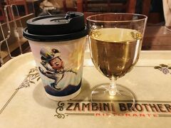 ザンビーニ・ブラザーズ・リストランテで休憩することにしました。

白湯をチェイサーにして白ワイン@６００をいただきます（^人^）