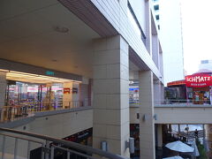 品川駅から高輪口に出て目の前の横断歩道を渡るとウィング高輪WESTというショッピングモールがあるので。
ドラッグストアや100均でお買い物。
顔のパックや足のパック、ネイルや入浴剤など。お籠りステイをより楽しむ為の品々を購入♪