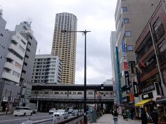 都合で代官山駅でなく中目黒駅から行くことにしました．

これは中目黒駅と，後ろにタワーマンション．
