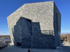 角川武蔵野ミュージアムに到着。2020年11月に開館したばかりで、隈研吾氏がデザイン監修したことで注目を集めました。