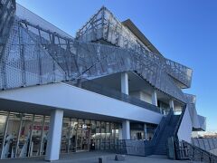 お腹が空いたので、サクラタウンでレストラン探し。サクラタウンの建物の奇抜さよ。