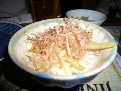 食後、ホテル内を散策して買物などもし、いよいよ沖縄民謡ライブ開催中の琉球居酒屋「島唄」へ。
私とママさん以上に琉球曲を好きなパパさんは、実はとってもこの生ライブが聴けるこの居酒屋に来るのを楽しみにしていた。
携帯で録音とかして大阪に戻った今でも聴いてるくらいハマってるので、あぁ連れて来て良かったなぁと想いましたさ。