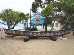 サバニっすかねぇ、シーズンになったら人が押し寄せそうな気配のあるビーチですなぁ。