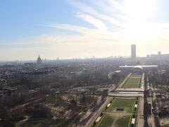 とりあえず１階に到着。
Champ de Mars公園。