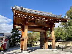 地下鉄祇園駅から、ゆっくり歩いて5分。承天寺通りの「博多千年門」
あら、この門は千年は経ってないのね。2014年完成だそう。

博多のウエルカムゲート千年門とは
福岡市公式サイトより　
https://www.city.fukuoka.lg.jp/promotion/mamechishiki/chishiki86.html
承天寺は博多駅にも近く、見事な山門や仏殿、美しい石庭があるため、
今では博多めぐりのスポットのひとつになっています。
ただ、残念なことに昭和38年に博多駅移転にともなう区画整理で、
境内が一本の道路で分断されてしまいました。
この歴史的にも文化的にも価値ある地域をさらに魅力あるものに
しようと建設されることになったのが「博多千年門」。
博多の寺社町へのウエルカム・ゲートとして、この春完成して
お披露目されます。
