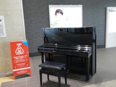 九州新幹線との乗り換え駅である新鳥栖駅に着きました。駅ピアノがあります。