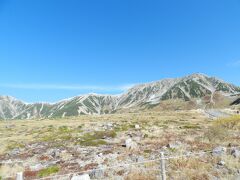 向かって右の高い山が「雄山」です。
真っ青な空に山の風景が映えています！！