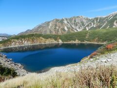 「みくりが池」は周囲約600m、最深部の深さは約15mあるそうです。
濃いブルーの湖面に背景の山々が映っています。
なんて素晴らしい景色なのでしょう！！