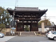 13：30　広隆寺　蜂岡山広隆寺
平安遷都以前からある京都で最古のお寺です。

603年聖徳太子から仏像を授けられた秦河勝が建立した「蜂岡寺」は秦氏の氏寺でした。そのお寺が前身とか・・。