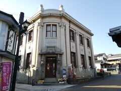 大正14年に安田銀行山鹿支店として建てられたもので、その後昭和48年まで肥後銀行山鹿支店として使われたとのことです。