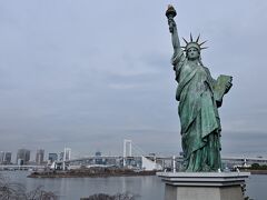 ●自由の女神像

また、こちらもよく知られている「自由の女神像」の前のデッキを通り、「お台場海浜公園」の方へと向かいます。