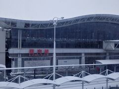 25分乗って　08:00ぐらいに
仙台空港に　到着です
海に近いから　本当なら雪は少ないはずですが
今日は雪景色です
まぁこのぐらいなら　飛ぶでしょう