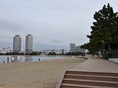 それではここから「お台場海浜公園」に広がるビーチに沿って進み、スタンプの舞台である「品川台場」へと向かうことに。