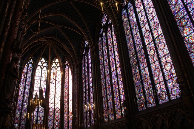 サントシャペル教会のチケットは時間指定のものを予約。<br />シャトレ駅から歩いて行ったので、３０分も遅刻してしまった。<br />入れなかったらどうしようと心配だったけど、大丈夫だった。