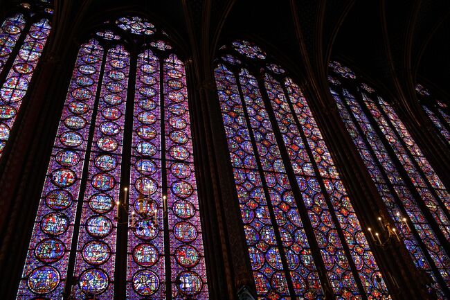 ステンドグラスの７０パーセントは１３世紀のもの。