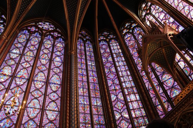 ステンドグラスで囲まれた礼拝堂。