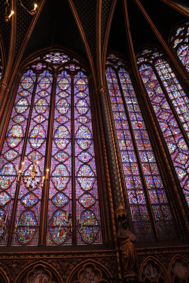 下から天井までステンドグラス。