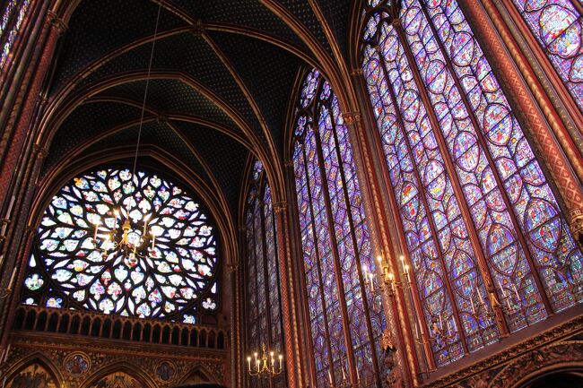 小さな礼拝堂にたくさんの見学者が訪れていた。