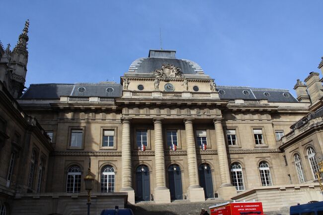 右側にはコンシェルジュリー、左はサントシャペル。