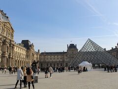ナポレオン広場からルーヴル ピラミッドとルーヴル美術館。