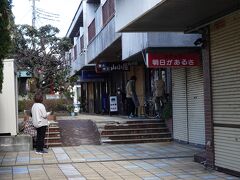 二宮に住む友人から二宮駅近くの喫茶店を薦められました。到着したときはまだ準備中でした。しかし地元の人が開店を待っています。孤独のグルメで出たお店とのことです。