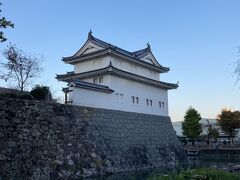 市内に戻り、駿府城の横を抜けて、
時間がないので、すぐに日本平へ～