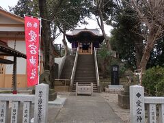 続いて愛宕神社
岩槻城の土塁の上に建つ神社です

本当ならあの拝殿へと上る階段の上に大雛段飾りがあるはずなんですが､コロナ禍のために今年は中止となっているので､閑散としています