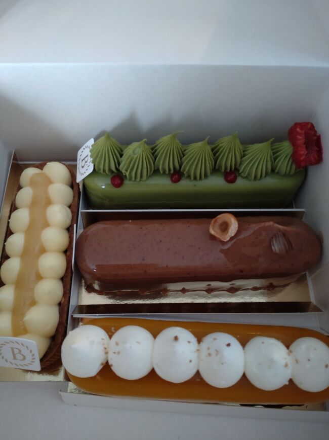 パンだけでは飽き足らず、朝からケーキも買ってしまった！<br />「全種類下さい！」と。<br />とてもとても美味しかった。<br /><br />