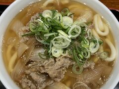 博多駅のデイトスにある因幡うどん。安くて美味しい。ごぼ天うどんにしようか迷って肉うどん。ふわふわの薄味で美味しい♪