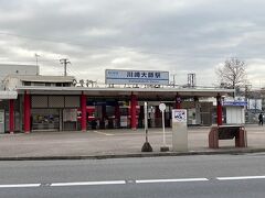 京浜急行の大師線「川崎大師」駅前を通ります。