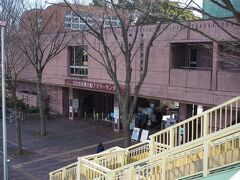 神奈川県立フラワーセンター大船植物園

入園料は20歳以上（学生以外） 	400円

一応学生なので半額の200円で入園。


https://www.fcofuna-kanagawa.jp/