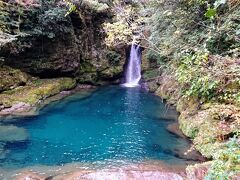 水晶のように美しい滝つぼを持つにこ淵へ。
道から急な階段を下ると、すぐでした。
本当に深い仁淀ブルー。
水が美しく神秘的。人が少ない平日に来てよかったです。