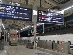 東京駅6時発の「のぞみ1」号に乗車します。今回は一筆書乗車券に乗継ぎ特急券を使うのでExサービスは使えないので安い自由席を利用します。

始発なので空いてるかと思ってたらまあまあの乗車があり3号車のDE席は埋まっていて2号車に空いてある席がありました。

