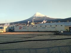 富士山は綺麗に見えてますが、関ヶ原は大雪のようです。