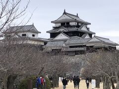 ようやく天守へ。
松山城は、賤ヶ岳の七本槍の一人である加藤嘉明が築城したもの。
朝に訪れた宇和島城と同じく、現存12天守の一つでもある。