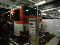 2021.12.24　熊本空港
ドコモのカードを解約したから、もうラウンジには入れない。大部屋で待ってバスで搭乗。