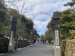 ホテルから金閣寺まではグーグル先生によると車で２８分、徒歩で１時間３９分。
マウンテンバイクでは途中少し止まったりして５０分ちょっとでした。
入口の手前に駐輪場があるのでそこに停めて久々にキンピカの『金閣寺』を観光です。