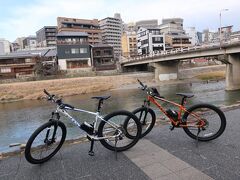 ホテルから数分で鴨川に到着☆
まさか自分がマウンテンバイクで鴨川を走る日が来るなんて想像もしてなかった（笑）