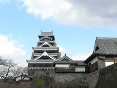 とりあえず「熊本と言えば」で一番に浮かぶ熊本城へ。
せっかく近くに来たなら行っておこうかと。

思っていたより広い！
一度間違えてグルっと大回りしてしまったので無駄に疲れてしまった…。