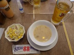 最後に、美味しい沖縄のステーキで締めましょう。ちなみに、飲み物は、空港などのパンフレットに、サービス券が付いているので、それを出すと無料になりますよ。
いつものサラダと不思議な美味しいスープ。