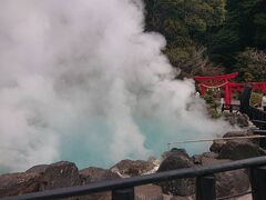 海地獄
ゴーという物凄い音を立てながら、熱湯と湯気が湧き出ています。
それにしてもブルー色で実に美しい地獄です。