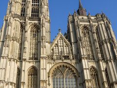聖母大聖堂です。

「ベルギーとフランスの鐘楼群」を構成する建築物のひとつとして、世界遺産にも登録されてます。

にしても、午前中が嘘の様に晴れている笑