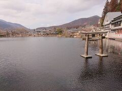 天祖神社といえば金鱗湖の水面に鳥居があることで有名です。