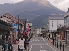 大分駅から湯布院行きのバスに乗って由布岳の麓
由布院温泉のある湯布院に到着しました！