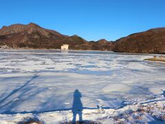 この日、私たちが足を向けたのは群馬県の榛名山。
榛名山までは自宅からは高速を使えば車で3時間もかからないのだが、あまりに何時でも行ける距離過ぎて、今までは榛名を目的として訪れたことは無かった。

朝8時過ぎに榛名湖半へ到着。

湖は完全凍結までいってはいないが、かなりの部分が凍り付いていて、氷上のワカサギ釣りのシーズンまでもう少しか･･･と思いきや、

今年は榛名湖の氷結が甘いから2022年の初春の氷上ワカサギ釣りは中止だとのこと。

この冬は厳冬だというのにそれでも氷の張りが薄いとは。
冬の始まりが遅れたのが影響しているのだろうか。