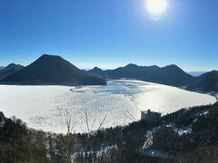 榛名湖と榛名富士のパノラマを楽しみたいならば、おすすめは硯岩の上。登山口から徒歩約30分。