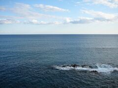 桂浜先の海津見神社からの太平洋・・水平線がきれいに見れます
